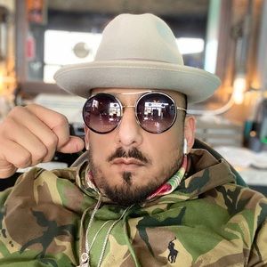 Meet your Posher, Lael ian